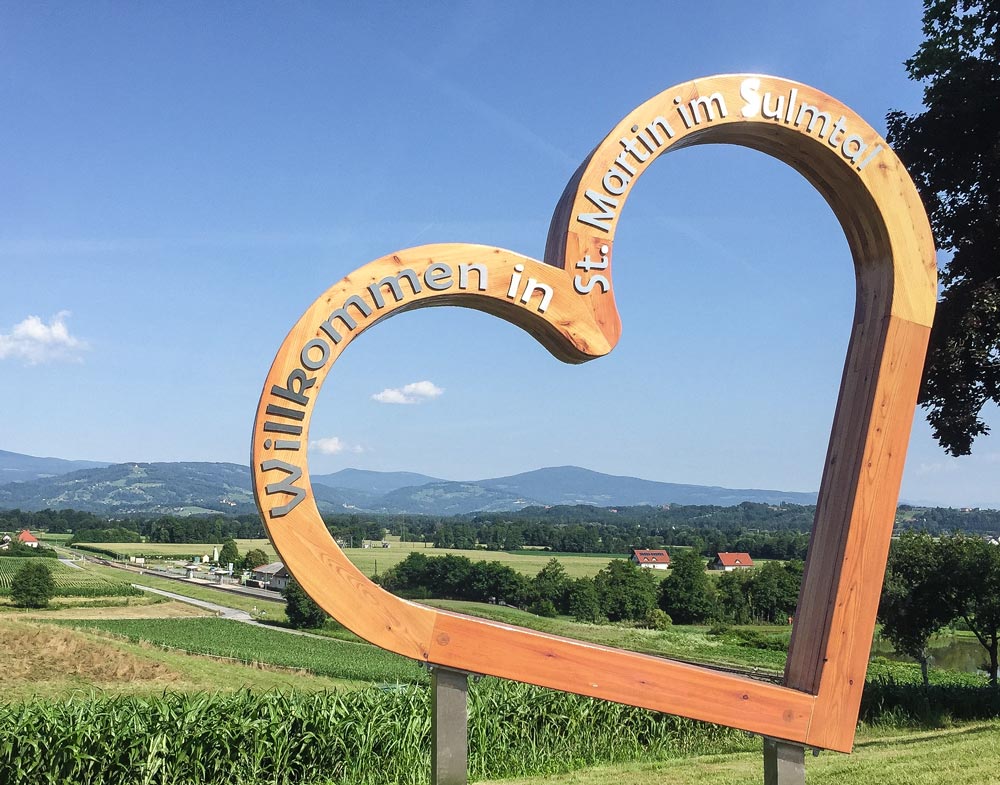 Holzherz-bei-Martinhof-Blick-ins-Sulmtal